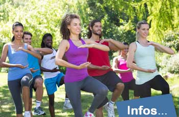 Tai Chi Gruppe im Freien