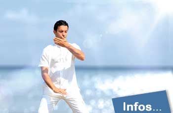 Person übt Tai Chi am Meer